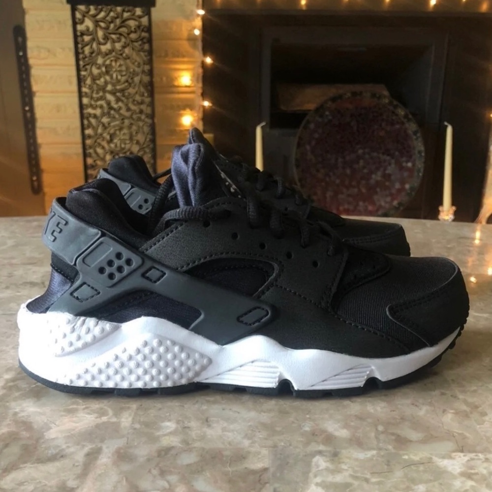 Womens NWT Nike Air Huarache Run Sneakers